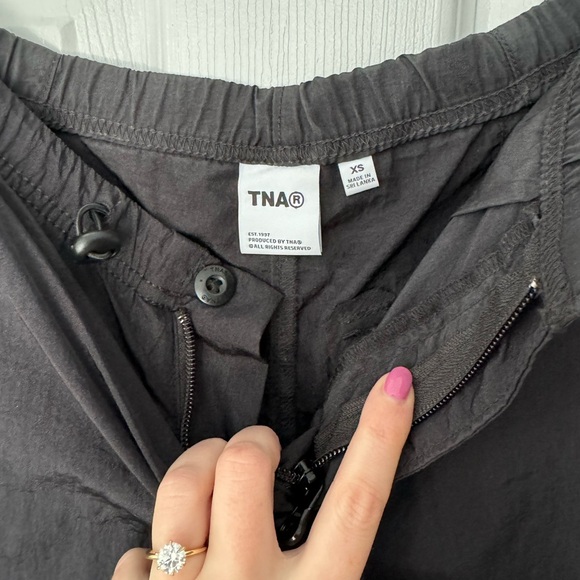 Aritzia TNA aviator cargo pants, size XS, colour:black - Picture 4 of 5